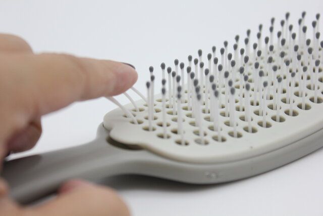 ダイソーのお手入れしやすいヘアブラシのピン