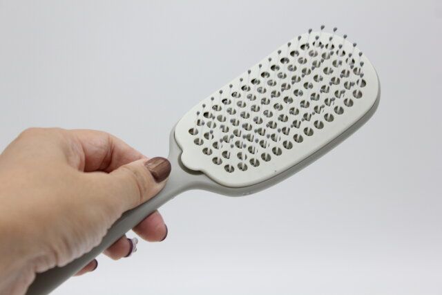 ダイソーのお手入れしやすいヘアブラシ