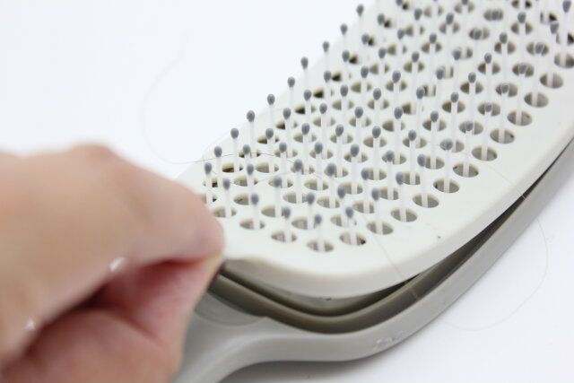 ダイソーのお手入れしやすいヘアブラシは絡んだ髪の毛をまとめて処理できる