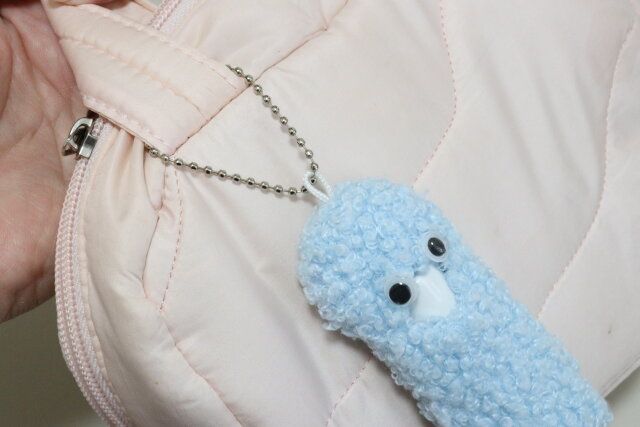 セリアのカバンに付けられるリップケース モンスター