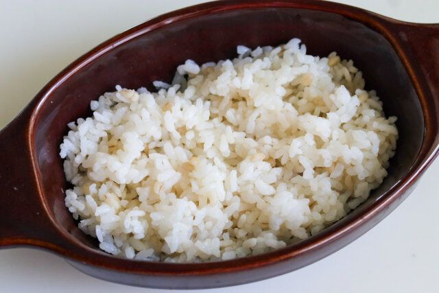 耐熱容器に炊いたご飯を盛り、バター、めんつゆを加えて混ぜる。