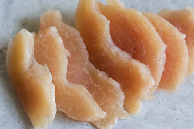 ささみはそぎ切りにする。