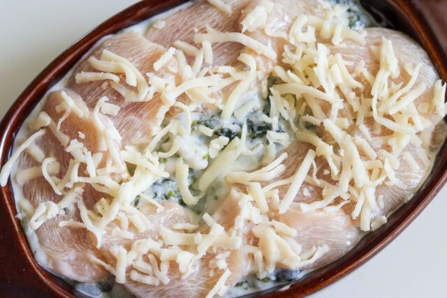 ②のご飯に①のソースをかけ、鶏肉を並べてピザ用チーズをかける。