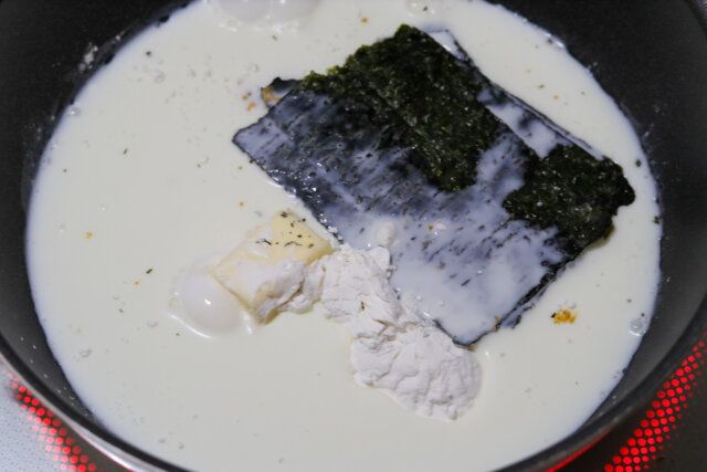 フライパンにバター、強力粉、牛乳、焼き海苔、顆粒コンソメ、塩を入れて中火にかけ、海苔を溶かすようにしながらヘラで混ぜる。