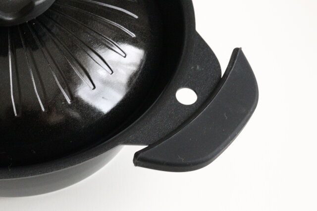 ダイソーのカバーが取れる土鍋風アルミ卓上鍋（黒、IH対応、シリコーンカバー付）