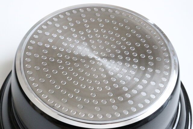 ダイソーの土鍋風アルミ卓上鍋（黒、IH対応、シリコーンカバー付）のはり底