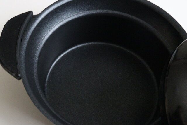 ダイソーのコーティングされた土鍋風アルミ卓上鍋（黒、IH対応、シリコーンカバー付）