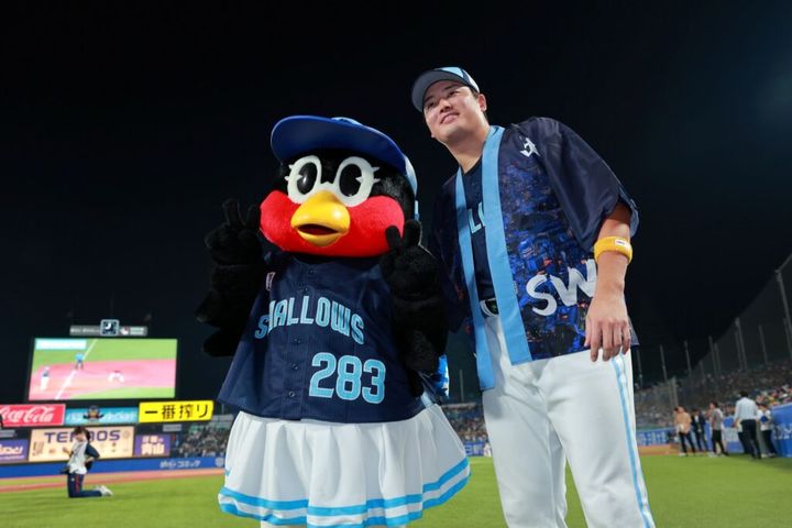 今シーズンのプロ野球の試合が終了した「明治神宮野球場」が公式Xを更新。神宮球場を本拠地とする東京ヤクルトスワローズのマスコットキャラクター「つば九郎」が活動休止の中、妹マスコットの「つばみ」がひとりで今季を盛り上げたことをねぎらいました。