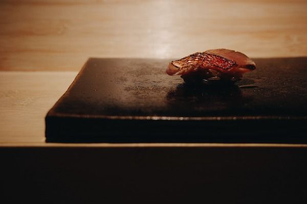 【東京都港区】麻布十番に一石三鳥グループ初となるM＆A店舗「鮨 すずめ」が開店