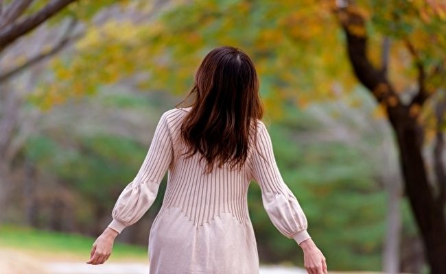 深呼吸する女性