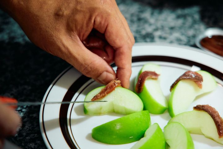 りんごにアンチョビをのせる