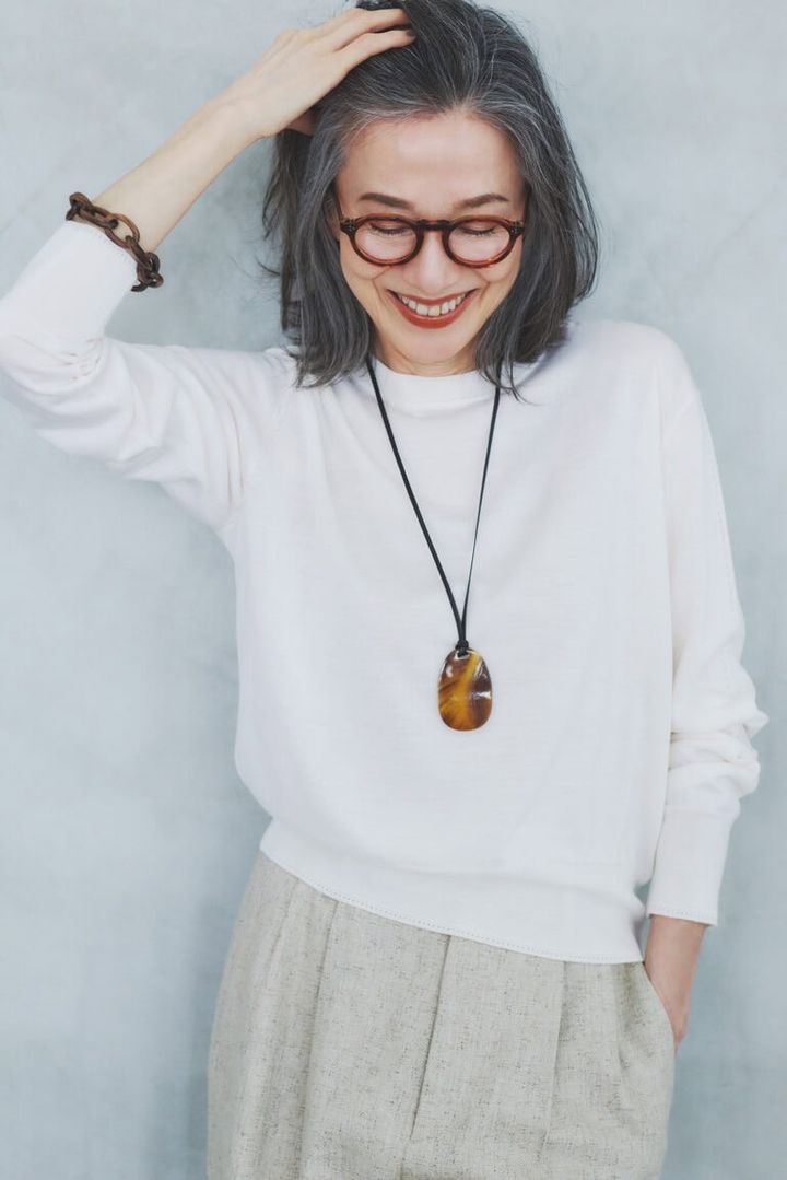 ネックレス¥11,440、ブレスレット¥26,400／ともにブランチ・ジュエリー（ズットホリック）、メガネ¥42,900／アイヴァン（アイヴァン 東京ギャラリー）、ニット¥31,900／エブール（リトルリーグ インク）、パンツ¥23,100／マカフィー（トゥモローランド）