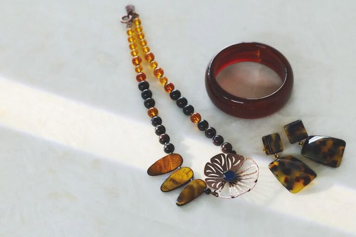 右：イヤリング¥9,720／アビステ、中：バングル¥11,000／アビステ、左：ネックレス¥34,100／クロディーヌ・ヴィトリー（アッシュ・ペー・フランス）