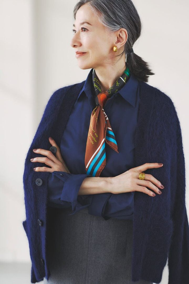 スカーフ¥16,500／マニプリ、カーディガン¥25,300／マカフィー（トゥモローランド）、シャツ¥8.789／ドゥクラッセ、スカート¥26,400／エーケーワン（ビームス ハウス 丸の内）、イヤリング¥5.250／アビステ、リング¥13,860／エムシー・スタジオ（ズットホリック）