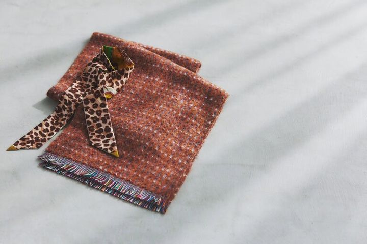 上：スカーフ［H5×W130㎝］¥11,000／マニプリ、下：ストール［H30×W200㎝］¥9,900／ハリス デュラックス（金万）