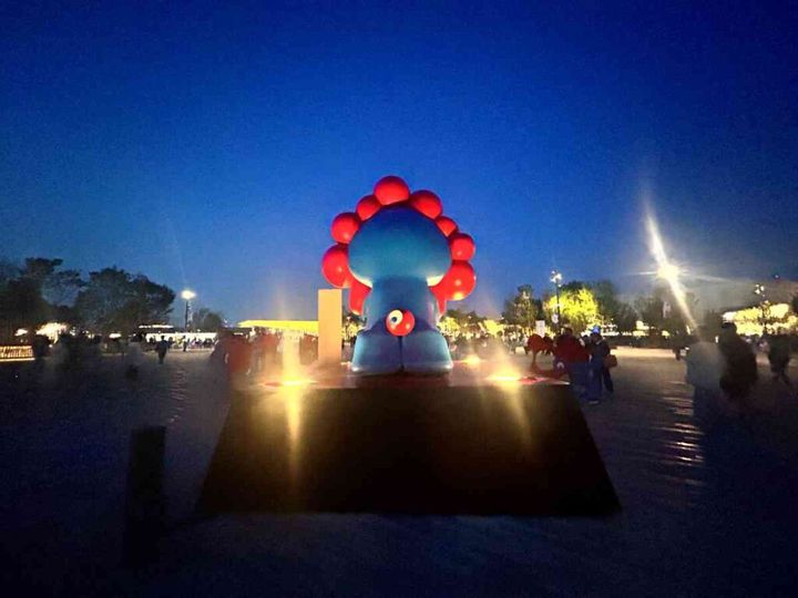 夜空に映えるミャクミャク様 夜、大屋根リングから見えるひきの後ろ姿。しっぽが映えます 横から見たミャクミャク様 お天道様に照らされたミャクミャク様