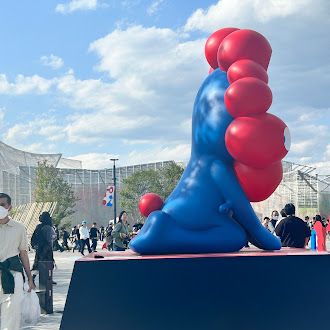 昼間、右から見たミャクミャク