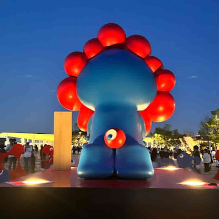 2025年大阪・関西万博で展示されている正座姿の万博公式キャラクター「ミャクミャク」が、来訪者だけでなく、SNSでも大きな話題になっています。