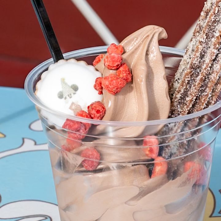 東京ディズニーランド／アイスクリームコーン“ディズニー・クリスマス2025”スペシャルサンデー(チョコレートソフトクリーム＆チュロス)1