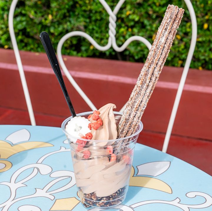 東京ディズニーランド／アイスクリームコーン“ディズニー・クリスマス2025”スペシャルサンデー(チョコレートソフトクリーム＆チュロス)