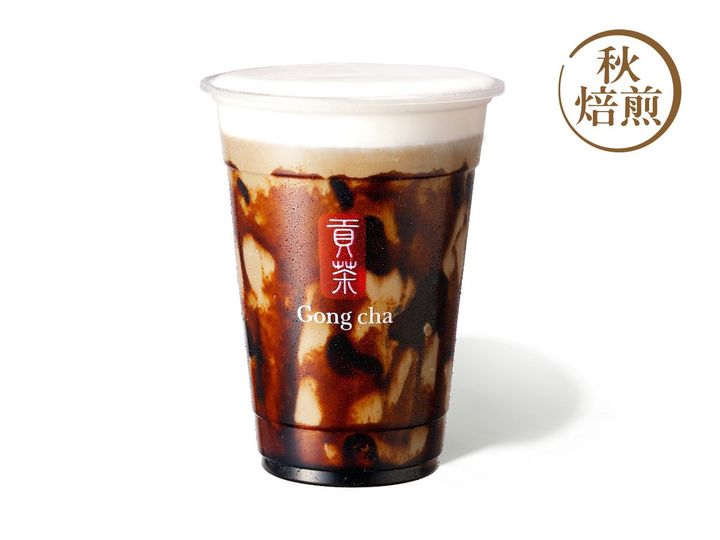 「秋焙煎ほうじ茶 黒糖ミルクティー（ICED/M）」 670 円