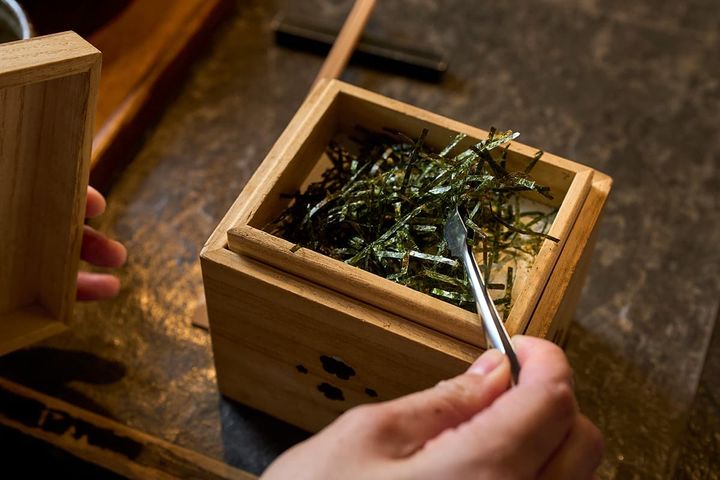 嘉永2年創業の日本橋宝町の山本海苔店の海苔。香り高く上品な味わいの海苔で蕎麦の風味がアップ