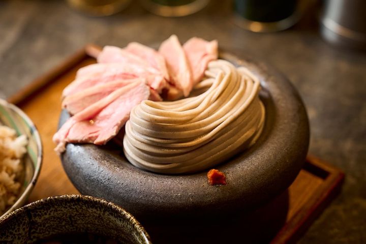 太麺が美しく盛られていてまるでアート