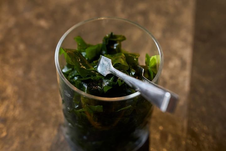 わかめ。よりヘルシーにさっぱりと蕎麦を味わえる