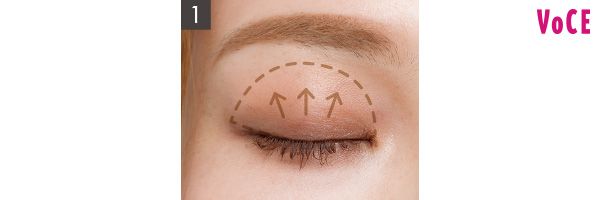 上まぶたはキワから広げて骨格を強調