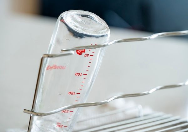 哺乳瓶から水筒まで長く使える！スポンジまで立てられる多機能水切りスタンドが登場