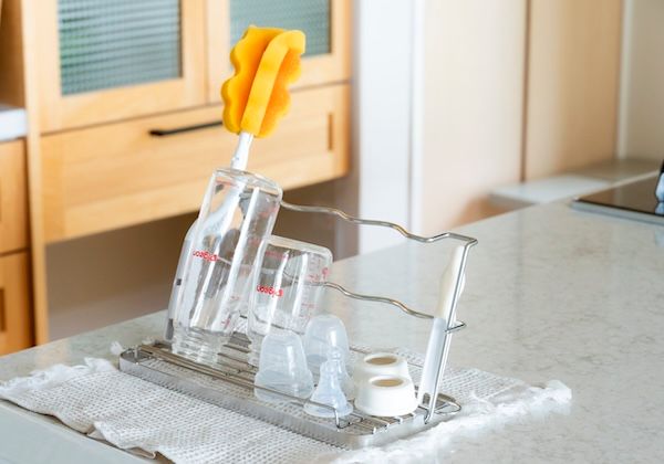 哺乳瓶から水筒まで長く使える！スポンジまで立てられる多機能水切りスタンドが登場