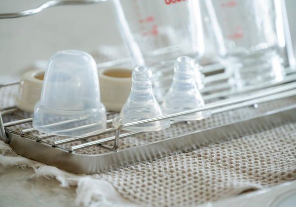 哺乳瓶から水筒まで長く使える！スポンジまで立てられる多機能水切りスタンドが登場