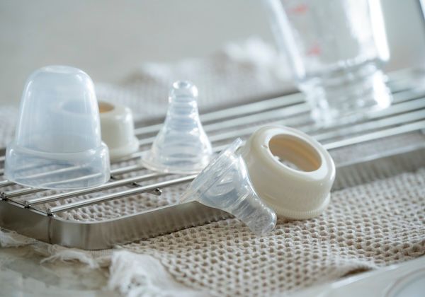 哺乳瓶から水筒まで長く使える！スポンジまで立てられる多機能水切りスタンドが登場