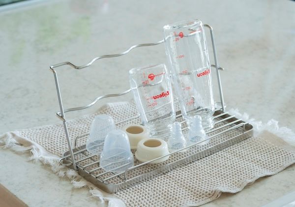 哺乳瓶から水筒まで長く使える！スポンジまで立てられる多機能水切りスタンドが登場