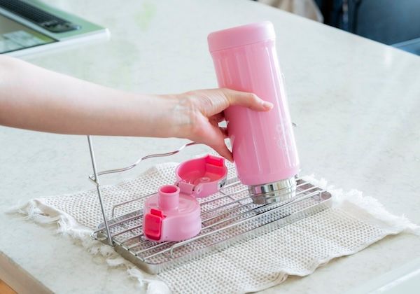 哺乳瓶から水筒まで長く使える！スポンジまで立てられる多機能水切りスタンドが登場