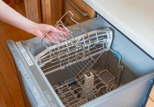 哺乳瓶から水筒まで長く使える！スポンジまで立てられる多機能水切りスタンドが登場