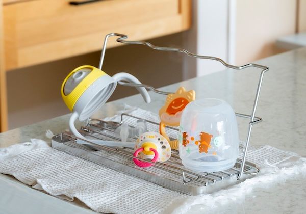 哺乳瓶から水筒まで長く使える！スポンジまで立てられる多機能水切りスタンドが登場