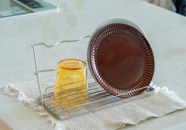 哺乳瓶から水筒まで長く使える！スポンジまで立てられる多機能水切りスタンドが登場