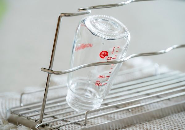 哺乳瓶から水筒まで長く使える！スポンジまで立てられる多機能水切りスタンドが登場