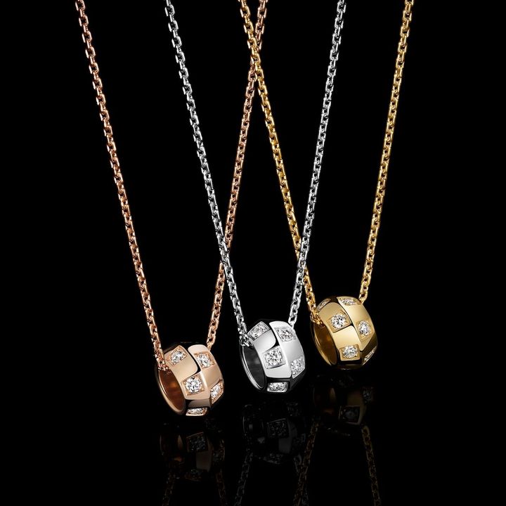 ピンクゴールドとホワイトゴールドのモデルが新たに登場。「ル ダミエ ドゥ ルイ・ヴィトン」ペンダント（WG×ダイヤモンド、チェーン50cm）¥1,089,000 （PG×ダイヤモンド、チェーン50cm）￥1,039,500