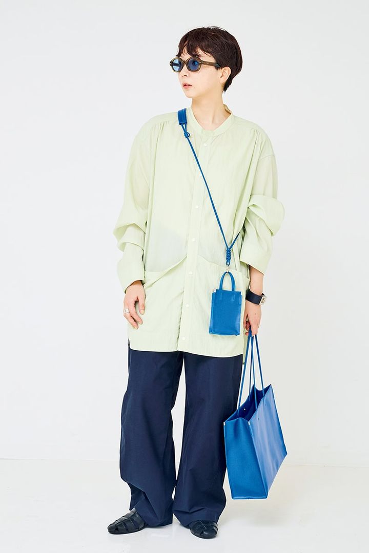 涼感カラーの装いで軽やかにお出かけ