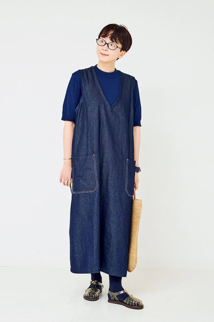 重くなりがちなネイビーも小物使いで涼やかに