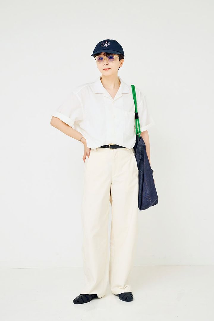 白でまとめたさわやかなパンツスタイル。ぼんやりした印象に見えないように、引き締め効果のある黒の小物をちりばめスパイス役に。