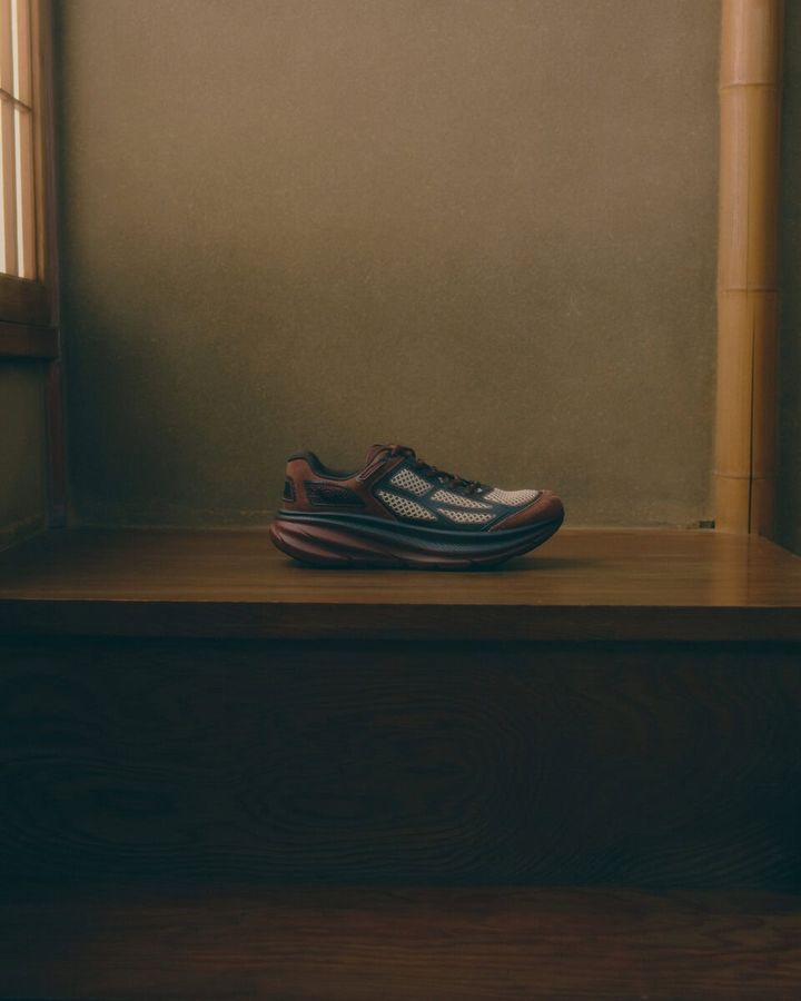 アッパーには通気性の高いオープンホールメッシュを採用し、TPUフィルムのオーバーレイやスエードトウキャップなど、随所にヴィンテージ感のあるディテールを配置。