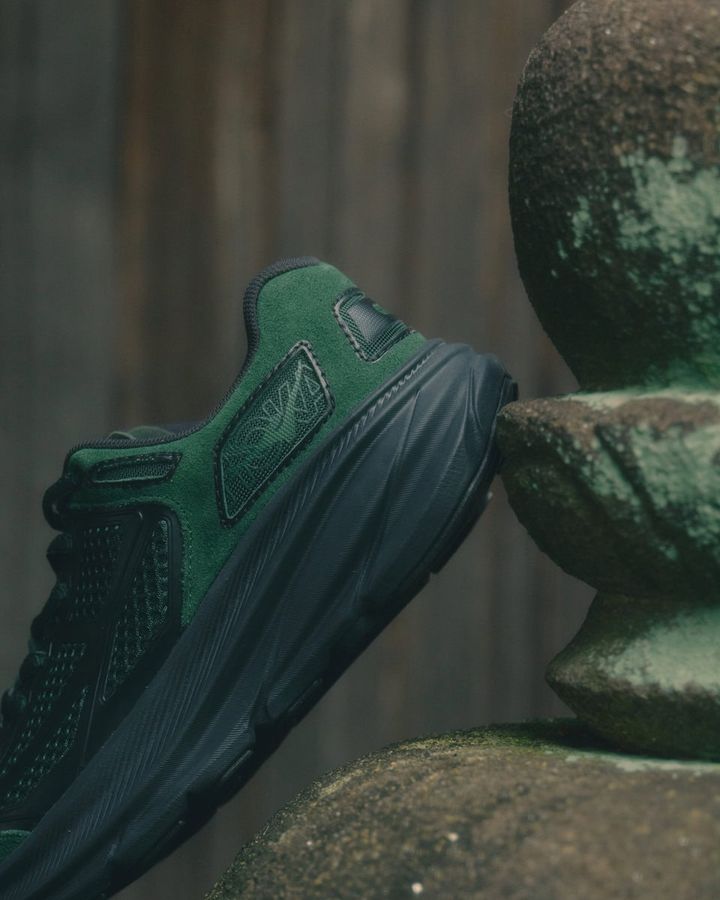 一方で、軽量かつクッション性に優れたCLIFTON 9のツーリングを搭載することで、普段使いからアクティブシーンまで幅広く対応。レトロなスタイルとモダンな機能を併せ持つ一足となっている。