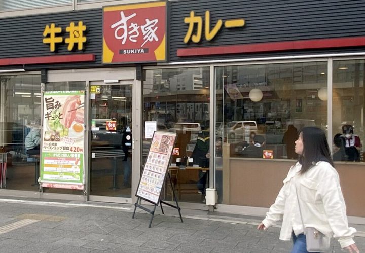 牛丼チェーン店「すき家」は7日、新メニュー「チーズインハンバーグカレー」の発売を開始しました。価格は並盛で890円です。