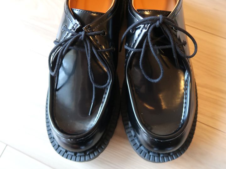 つま先も丸みを帯びており、圧迫感の少ないシルエットです