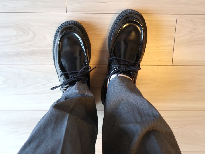 スラックスなどのパンツと合わせても相性よし