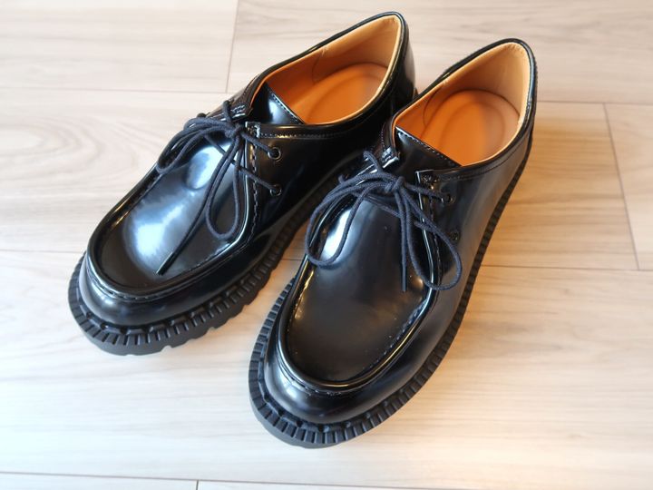 「ユニクロ シー」の2025年秋冬コレクションで見つけたシューズが優秀です！ 程よいきちんと感で脚長効果もある、大人女性におすすめの一足をレビューします。 ※画像：筆者撮影