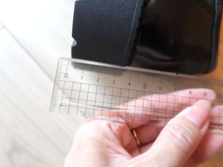 かかと部分は約4cmの高さがあります